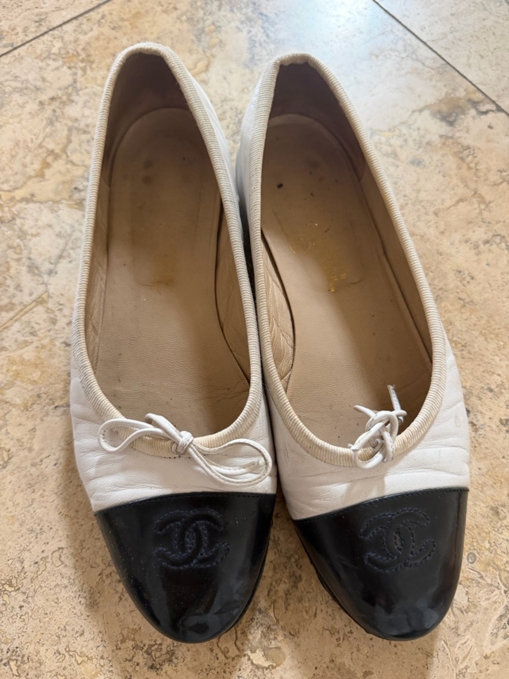 Chanel authentic 💯 Women's Two-Tone Leather Ballet Flats - White and Black
